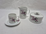 Lote de 3 peças de servir chá café em porcelana Renner Medaillon flora roxa com friso ouro. Medindo a leiteira 9,5cm de altura.