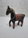 INDIA Escultura na forma de cavalo em madeira ricamente trabalhada e pintada à mão nas cores preto, amarelo e vermelho, estilo artes de Rajasthani. Medidas: 24cm x 27cm de altura.