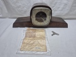ANTIGO Relógio de mesa com carrilhão em madeira, mostruário em metal e vidro bolha frontal, marca Silco. Medidas: estrutura - 55cm x 13cm x 22cm de altura; mostruário -  16cm x 16cm. Estado: Funcionando, contudo faltam 3 marcadores no mostruário.