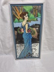 Lindo quadro decorativo com moldura metal e desenho de dama antiga no jardim com fundo espelhado, assinado. Medindo 51cm x 26cm.