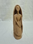 Escultura de Nossa Senhora em terracota, assinado. Medidas: 19,5 cm de altura.