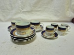 Lote de 3 xícaras de chá com 6 pires e 4 xícaras de café com 1 pires em porcelana Schmidt, pintura azul cobalto com ouro. Medindo a de chá 8cm x 6cm de altura, uma delas com fio de cabelo, desgaste no friso.