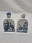 DINASTIA QING 2 fracos de rapé chineses (snuff bottles) da Dinastia Qing, em porcelana azul e branca.Medidas: o maior 8cm de altura. Estado: Somente uma tampa a qual foi restaurada.