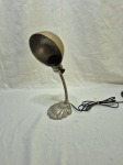 Abajur de mesa Xerife em metal prateado com base na forma de concha.Medidas: 36,5cm de altura. Estado: Necessita trocar a fiação.