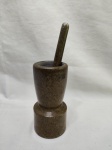Pilão com pistilo em pedra sabão. Medidas: o pilão 7cm x 15cm de altura. Estado: Pistilo restaurado.