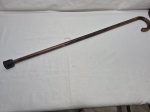 Linda bengala em madeira com pega meia lua e ponteira de borracha. Medindo 92,5cm de comprimento.