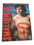 Box com 6 DVD's de, SmallVille - Primeira Temporada Completa (2006); Em bom estado. Disco 4 com