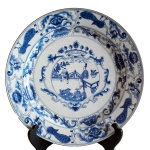 Importante prato medalhão circular de encomenda, lavrado em porcelana vitrificada chinesa em azul K