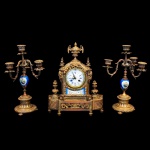 Garniture de cheminée francesa lavrada em bronze dourado dor moulu, ao estilo das peças do períod
