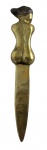 SUZANA LEVY (Rio 1937 / idem 2023) - Escultura em bronze "nu feminino", peso para papel e ou abridor de cartas, no formato punhal. Assinada. Mede 25cm.