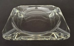 ART DECO - Cinzeiro em cristal Moser, de corte geométrico robusto e transparência impecável. Peça de linhas precisas, peso marcante e acabamento refinado, típica da excelência artesanal da manufatura tcheca. Mede 22 x 22 cm.