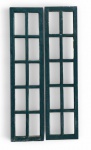 Par de portas antigas em madeira nobre, meados do século XIX, com caixilharia em múltiplos vãos para vidro, apresentando bela pátina do tempo. Uma das peças possui vidro quebrado. Conjunto de valor decorativo e histórico, ideal para restauro ou reaproveitamento arquitetônico.mede 1,73 x 43 cm. *Este item deverá ser retirado com agendamento prévio por conta e risco do arrematante no bairro de Laranjeiras.*