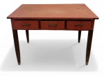 Anos 50 - Mesa escrivaninha em madeira, com três gavetas frontais e puxadores metálicos em estilo Art Déco, tampo com acabamento fórmica colorida. Estrutura anos 50 com pés retos, peça funcional original de epoca e sinais evidentes de uso. Mede 81 altura x 118 comprimento x 67 largura. *Este item deverá ser retirado com agendamento prévio por conta e risco do arrematante no bairro de Laranjeiras.*