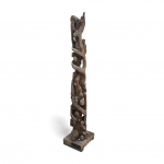 ANDREA BRANDANI - Imponente obra esculpida em único tronco de arvore,  peça vertical de forte presença, marcada por entalhes orgânicos que criam movimento espiralado e figuras emergindo do tronco. Trabalho expressivo, de estética primitivista contemporânea, revelando a força do gesto manual e a textura natural da madeira. Ideal para coleção de arte moderna brasileira pela potência escultórica e singularidade formal. Artista renomado por esculpir nas arvores mortas da zona sul do Rio de Janeiro. Mede 2,25 cm altura x 45cm largura base.