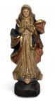 MINAS SÉC. XX - Escultura sacra representando Nossa Senhora da Conceição, em madeira entalhada e policromada, com ricos detalhes em douração. Figura em posição orante, sobre base com cabeças de querubins, seguindo iconografia tradicional. Apresenta pátina e desgastes naturais do tempo, conferindo autenticidade e caráter devocional. Mede 42 cm.