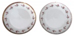 Conjunto de pratos em porcelana brasileira Porcelana Schmidt, decoração floral delicada em tons rosados com frisos dourados. Peças elegantes de mesa, apresentando sinais de uso e desgaste no douramento. Um apresenta bicado. Mede 17cm.