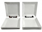 Conjunto de 10 pratos quadrados em porcelana branca Oxford Porcelanas, de linhas modernas e acabamento minimalista. Peças versáteis para mesa contemporânea, apresentando leves sinais de uso. Um contém bicado. Mede 26cm.