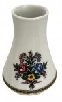ALEMANHA - Floreira em porcelana alemã marca Ceranova (Hutschenreuther), decoração floral policromada com friso dourado na base. Corpo bojo com leve cintura e borda aberta. Peça hand decorated, com sinais leves de uso. Mede 11 cm.