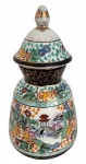 Potiche em porcelana oriental com tampa, ricamente decorado em policromia com cenas de paisagem, flores e elementos geométricos, com detalhes em douração. Gargalo em fundo negro com motivos florais dourados. Apresenta sinais do tempo e desgastes na douração. Acompanha a sua respectiva tampa. Mede 28 cm altura.