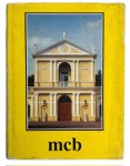 Livro "MCB"  Museu da Casa Brasileira. Publicação institucional dedicada ao design e à história do mobiliário brasileiro, com rica iconografia e textos explicativos. Capa ilustrada com a fachada do museu e conteúdo interno com fotografias de peças emblemáticas, como cadeiras de diferentes estilos e períodos. Exemplar em bom estado geral, apresentando sinais de uso e desgaste na capa. Mede 22cm x 28cm.