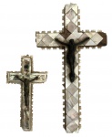 Par de crucifixos antigos em madeira, ricamente decorados com aplicação de madrepérola em padrão geométrico. Apresentam figuras de Cristo em metal, com pátina do tempo. Verso com elementos aplicados e marcas de confecção artesanal. Peças de caráter devocional, com belo efeito ornamental. Medida do maior 21cm x 11,5cm.