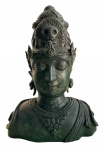 Escultura em bronze representando busto de divindade oriental da tradição hindu/budista, com rica ornamentação. Apresenta coroa elaborada, feições serenas e adornos detalhados, evidenciando bom trabalho de fundição. Pátina escura com sinais naturais do tempo, conferindo caráter e autenticidade à peça. Mede 20 x 15 cm.
