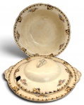 INGLATERRA - Duo de porcelanas inglesas sendo uma sopeira e uma saladeira em porcelana inglesa J&G Meakin, padrão Sunshine, com tampa original. Decoração floral policromada com frisos em azul e dourado, borda recortada e pegador em relevo. Apresenta sinais do tempo e uso, compatíveis com a idade. Medida do maior 31 cm.Sugestão de valor: R$ 280