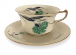 ROSENTHAL ALEMANHA - Xícara de chá com pires em fina porcelana alemã Rosenthal Ivory, decoração floral estilizada em tons de verde e azul, com filetes dourados na borda e alça. Peça elegante, de linhas delicadas e acabamento refinado, ideal para coleção ou uso decorativo. Possui registro em ambas peças.