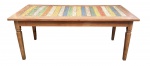 Mesa de jantar e ou apresentação formato retangular em madeira maciça, com tampo decorado por ripas multicoloridas em composição rústica e vibrante, conferindo forte apelo contemporâneo. Estrutura sólida com pernas levemente torneadas, unindo simplicidade e personalidade. Peça versátil, ideal para salas de jantar, varandas ou ambientes descontraídos. Mede 80 cm altura x 100 cm largura x 200 cm comprimento.