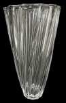 Vaso em cristal moldado incolor, corpo facetado com caneluras verticais em elegante movimento torcido e borda recortada ondulada. Peça de forte apelo decorativo, com design clássico e atemporal, ideal para composição de ambientes sofisticados. Mede 30cmx16cm.