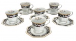Conjunto com 6 xícaras para chá em porcelana Schmidt, acompanhadas de pires oitavados. Decoração floral policromada sobre faixa negra com detalhes dourados, em elegante composição clássica. Peças de delicado acabamento e charme decorativo.