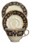 Trio para chá em porcelana inglesa Grindley, padrão Coleridge, decoração floral policromada sobre fundo azul cobalto com ricos detalhes dourados. Composto por xícara, pires e prato de sobremesa, marcado na base Cream Petal  Grindley England. Elegante exemplar da tradicional porcelana inglesa do início do século XX. Medida do maior 18cm.