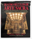 Livro Quatro Séculos de Arte Sacra  A Igreja de São Francisco, o Convento de Santo Antônio e a Capela da Ordem Terceira, edição ilustrada dedicada ao importante conjunto barroco de João Pessoa, Paraíba. Exemplar de capa dura com rica documentação fotográfica dos interiores, talha dourada, imaginária e elementos da arquitetura sacra colonial brasileira. Texto em português, inglês e francês. Apresenta sinais de uso e desgaste na sobrecapa. Mede 24cm x 30cm.