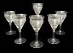 Conjunto com 6 taças para vinho em cristal translúcido europeu, decoradas com delicada gravação floral e friso contínuo em ácido, haste elegante e bojo amplo no estilo clássico francês. Peças de refinado acabamento, ideais para compor mesa sofisticada. Mede 15,5 cm.
