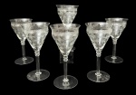 Conjunto com 6 taças para vinho em cristal translúcido europeu, decoradas com delicada gravação floral e friso contínuo em ácido, haste elegante e bojo amplo no estilo clássico francês. Peças de refinado acabamento, ideais para compor mesa sofisticada. Mede 19,5 cm.