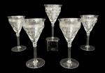 Conjunto com 5 taças para vinho em cristal translúcido europeu, decoradas com delicada gravação floral e friso contínuo em ácido, haste elegante e bojo amplo no estilo clássico francês. Peças de refinado acabamento, ideais para compor mesa sofisticada. Uma com discreto bicado. Mede 19,5 cm.