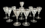 Conjunto com 10 taças para licor em cristal translúcido europeu, decoradas com delicada gravação floral e friso contínuo em ácido, haste elegante e bojo amplo no estilo clássico francês. Peças de refinado acabamento, ideais para compor mesa sofisticada. Mede 10 cm.