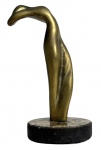 Escultura abstrata em bronze patinado, de linhas orgânicas e composição modernista, assinada TONNY, apoiada sobre base circular em granito. Peça de forte apelo escultórico e decorativo, valorizando formas fluidas e acabamento artesanal. Mede 20cm x 9cm.