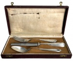 Faqueiro infantil antigo da tradicional Prata Wolff, composto por garfo, faca e colher em metal espessurado a prata, com monograma gravado Milton. Acompanha estojo original. Peças de elegante desenho clássico, ideais para coleção ou decoração. Medida do maior 17cm.