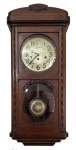 ALEMANHA SÉC. XIX - Imponente relógio de parede alemão carrilhão, marca Schlagwerk Still, acondicionado em caixa de madeira nobre com mostrador metálico e numerais arábicos estilizados. Máquina mecânica a corda, com pêndulo aparente e porta frontal envidraçada com cristal bisotado e ornamento em guirlanda.. Peça de elegante presença decorativa, característica do design europeu do final do século XIX. Por ser carrilhão, toca melodia a cada 15 minutos e hora cheia. Sem garantia funcionamento. Mede 76 xx 35 cm.