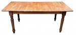 Mesa de jantar em madeira nobre, com tampo retangular de cantos arredondados e pernas torneadas ao estilo séc. XI. Peça de linhas sóbrias e elegantes, destacando pátina do tempo e caráter rústico clássico. Possui uma tábua tensora interna. Medida aberta