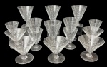 Conjunto com 15 taças em cristal translúcido, decoradas com delicado padrão em relevo bicado, composto por taças de diferentes formatos. Apresentam elegância clássica e refinado acabamento. Sendo 3 peças com bicados/fios no bordo. Medida da maior 12 cm.