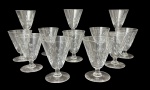 Conjunto com 12 taças em cristal translúcido, decoradas com delicado padrão em relevo bicado. Apresentam elegância clássica e refinado acabamento. Mede 9 cm.