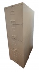 Arquivo fichário vertical em aço pintado, com quatro gavetas e porta-etiquetas frontais, fabricação BYNCO Indústria Brasileira, modelo de uso corporativo/industrial. Peça de linhas utilitárias e desenho industrial típico do mobiliário de escritório do século XX. Marcas do tempo. Retirada em Ipanema com agendamento prévio. Medidas: 1,34 m alt. x 0,48 m larg. x 0,72 m prof.