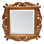 Magnifico espelho de cristal bisotado, protegido por moldura de madeira nobre fabulosamente entalhada com volutas, arabescos e folhas de acanto com acabamento em ouro velho. Ideal para ambientes sofisticados. Período 1900. Mede altura e largura 75 cm.