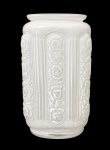 ART DECO - Magnifico vaso em opalinado leitoso branco, possivelmente francês, com decoração em relevo floral estilizada e frisos verticais, de inspiração Art Déco. Corpo cilíndrico com acabamento acetinado e elegante efeito floral e linhas retas. Mede 25 x 14 cm.