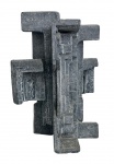 GILDA PARETO (Rio de Janeiro, 1934-2026). Escultura abstrata construtivista em isopor patinado, com composição geométrica de volumes escalonados e forte influência arquitetônica. Acabamento texturizado em tonalidade grafite, ressaltando o caráter modernista e contemporâneo da obra. Anos 70. Peça de expressiva presença decorativa. Mede 57 x 41 cm.