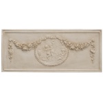 Placa decorativa de parede em alto-relevo, comumente usada como painel ou sobreporta (sopraporte). O item apresenta forte inspiração no estilo neoclássico e barroco francês. Apresenta medalhão circular contendo figuras esculpidas de putti (querubins ou anjinhos infantis). Uma guirlanda ou festão de flores detalhadas estende-se a partir do centro em direção às extremidades superiores.