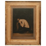 JEAN-JACQUES HENNER - "Madeleine" (também conhecida como "The Distraught Woman" ). Óleo s/ tela. Ass. no verso. 60 x 44 cm (MI). 186 x 67 cm (ME). A peça retrata Maria Madalena em um momento de profunda penitência e dor recôndita, capturada em uma pose curvada e minimalista. A pintura está disposta em um imponente paspartu claro dentro de uma moldura de madeira entalhada e dourada, exibindo marcas naturais de pátina que realçam seu caráter histórico. Rompendo com as ricas iconografias religiosas tradicionais de sua época, o artista foca inteiramente no drama corporal e na longa cabeleira ruiva que cobre o rosto da mulher.