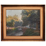 EDGAR WALTER (Nova Lima, MG, 1917 - Teresópolis, RJ, 1994) - Paisagem Urbana Histórica da Cidade de Petrópolis, no Rio de Janeiro, datada de 1984. Óleo s/ tela. Ass, localizado e datado, Petropólis, 1984, cid e no verso. 100 x 117 cm (MI). 173 x 90 cm (ME). A pintura exibe o canal do Rio Piabanha  que corta a charmosa Avenida Koeler, emoldurado por grandes árvores e casarões históricos ao fundo. O artista é amplamente reconhecido por sua maestria em capturar os reflexos, as frestas de luz natural e a atmosfera bucólica de paisagens fluminenses e mineiras, aluno de Batista da Costa .